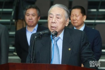 [포토] 덕담하는 이철승 대한체육회 고문