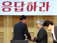 [포토] 황영철 "최 교수님, 수고하셨어요"