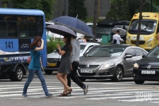 [포토] 우산없이 건널목 지나는 시민