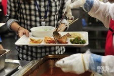 [포토] 오늘 구내식당 반찬은 뭐지?