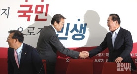 [포토] 악수 나누는 친박-비박