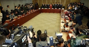 [포토] 취재 장사진 이룬 비상시국정치회의