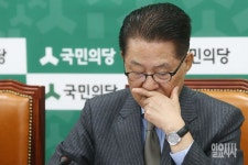 [포토] 생각에 잠긴 박지원 내일 광화문 나갈까? 말까?