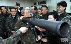 [포토] 105미리 무반동 화기 들어보는 김동철