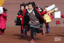 [포토] 방학이다! 기쁜 표정의 초등학생