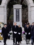 [포토] 무명용사탑 분향 마치고 나서는 반기문