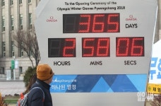 [포토] 평창 D-365 시계탑 앞 지나는 시민들