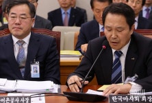 [포토] 답변하는 이양호 한국마사회장