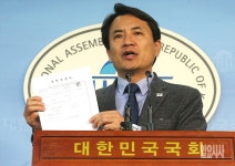 [포토] 김진태 박근혜 수사 연기해야