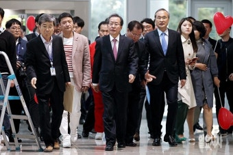 [포토] 박정희 대통령 기념도서관 방문하는 홍준표 후보