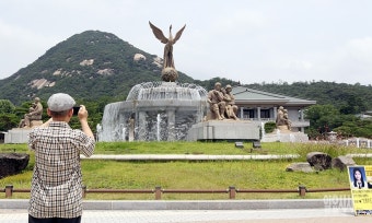 [포토] 청와대 분수대 광장 사진찍는 시민