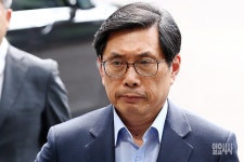 [포토] 긴장한 박상기 법무부장관 후보자