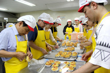 KMI 한국의학연구소, 이웃과 함께 맛있는 제빵 봉사