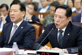 [포토] 답변하는 송영무 국방장관