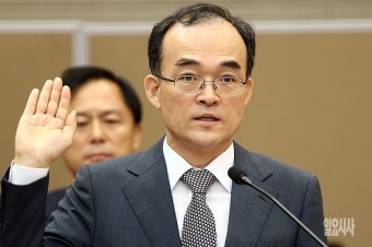 [포토] 증인선서하는 문무일 검찰총장