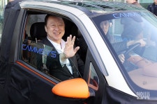 [포토] 손 흔드는 박용만 대한상의 회장