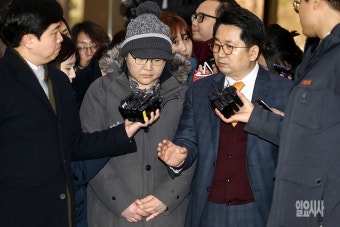 [포토] 변호사 이야기 듣고 있는 이대목동병원 조수진 교수