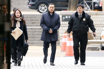 [포토] 법정 향하는 백낙종 전 국방부 조사본부장