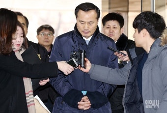 [포토] '묵묵부답' 법정으로 가는 백낙종 전 국방부 조사본부장