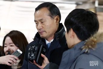 [포토] 취재진 시선 피하는 백낙종 전 국방부 조사본부장