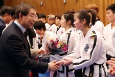 [포토] 북측 태권도 시범단 격려하는 박원순 서울시장