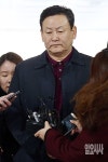 [포토] 취재진 마이크 외면하는 이영배 금강 대표