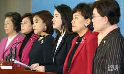 [포토] 안희정 성폭행 성명서 발표하는 한국당 여성 의원들