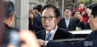 [포토] 차에서 내리는 이명박 전 대통령