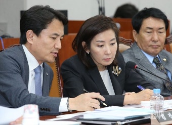 [포토] 자료 확인하는 김진태-나경원