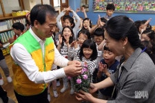 [포토] 학생 대신 장학사가 전하는 카네이션