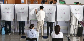 [포토] 사전투표 열기 가득한 서울역