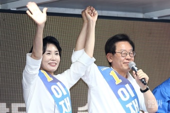 [포토] 부인과 함께 선거유세 펼치는 이재명 경기도지사 후보
