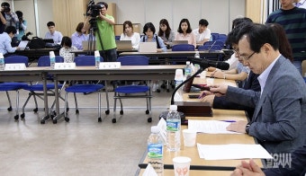 [포토] 의사봉 두드리는 최저임금위원회 위원장
