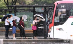 [포토] ″내가 탈 버스는 언제 오려나″