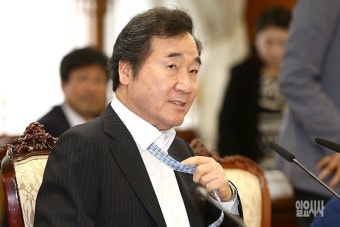 [포토] 넥타이 풀고 회의 진행하는 이낙연 총리