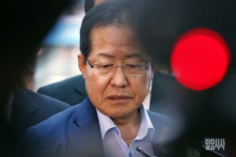 [포토] 지방선거 참패에 책임지고 떠나는 홍준표 전 대표