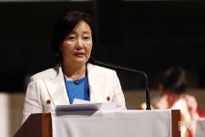 [포토] 미사에서 성경구절 낭독하는 박영선 의원