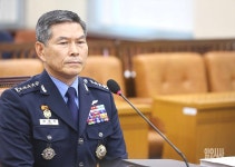 [포토] 초조한 표정의 정경두 국방부장관 후보자