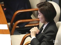 [포토] 본회의 참석해 잠시 생각에 잠긴 나경원