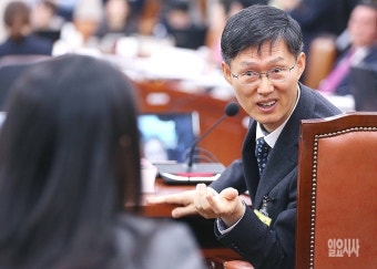 [포토] 이야기 주고 받는 문형배 헌법재판관 후보자