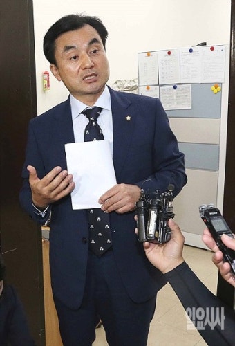 [포토] 취재진 질문에 답변하는 안규백 국방위원장