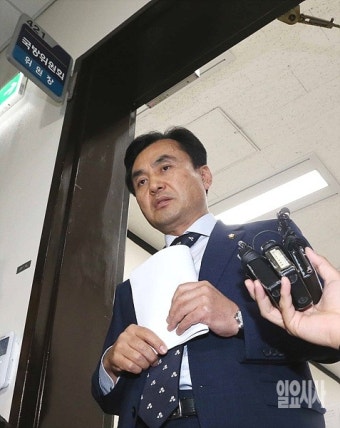 [포토] 취재진 질문 받는 안규백 국방위원장