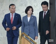 [포토] 원내대책회의 참석하는 나경원-정용기