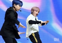 [포토] '원' 수록곡 '러브 잇' 무대 펼치는 원팀