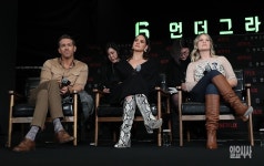 [포토] 내한 기자회견 갖는 <6언더그라운드> 주연 배우들