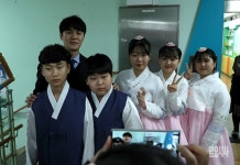 [포토] 기념촬영 하는 DMZ 대성초등학교 졸업생들