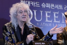 [포토] 답변하는 '퀸' 기타리스트 브라이언 메이