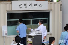 [포토] 분당서울대병원 선별진료소 살펴보는 송정한 진료부원장