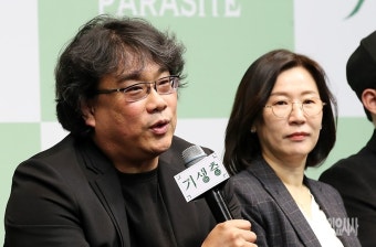 [포토] 답변하는 <기생충> 봉준호 감독