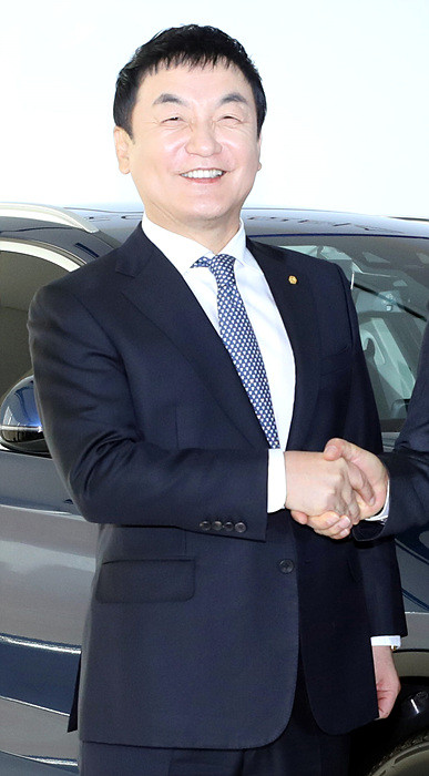 도이치모터스 주가조작 사건, 권오수 전 회장 징역 3년에 집행유예 4년 선고되며 벌금 5억원 판결, 손모씨도 유죄 결정: 2심 법정, 주식시장 건전 운영 위한 엄정 처벌 강조